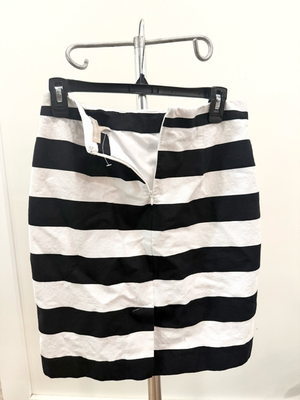 Banana Republic Pencil Skirt Size 4 black and white - Picture 4 of 4